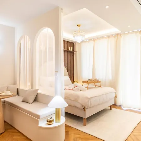 Royale By Lalie - Luxe & Apartment