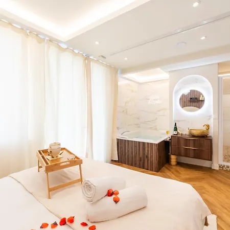 Royale By Lalie - Luxe & Apartmán *